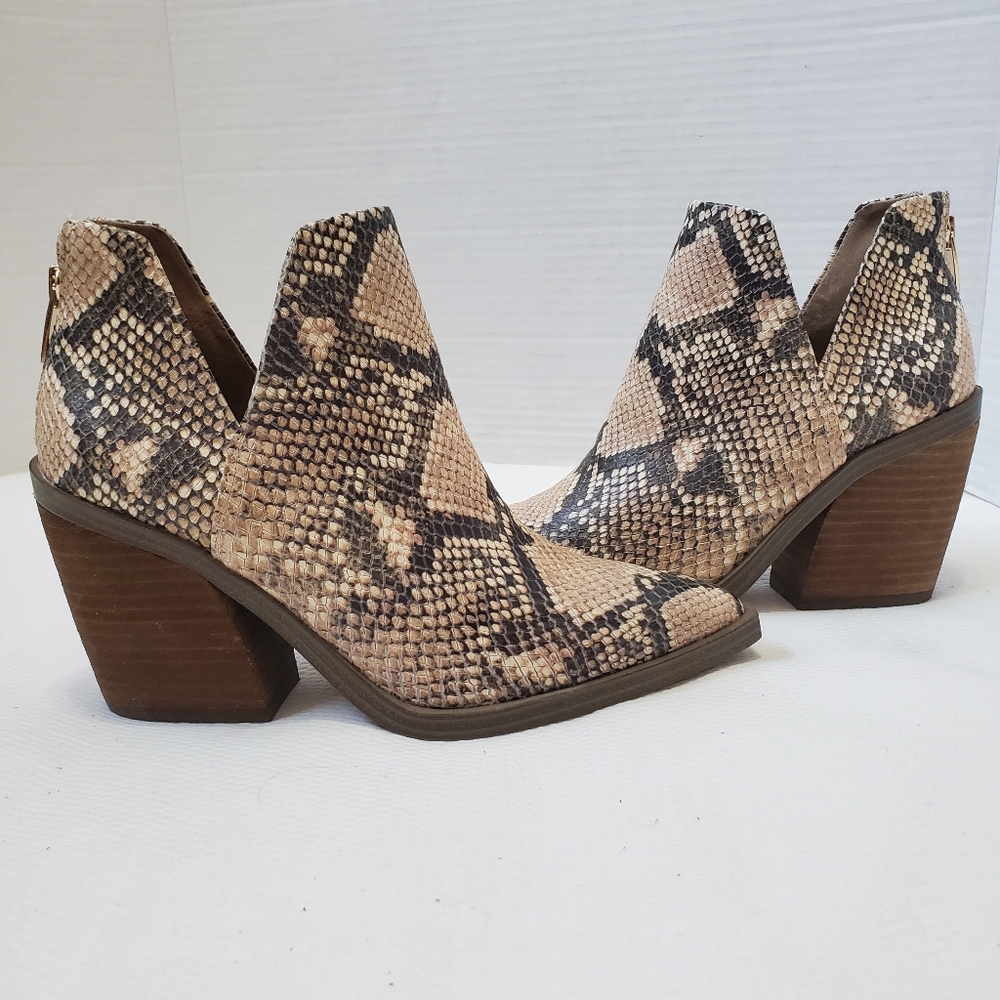 Vince Cumuto Gigietta Snakskin Embossed Bootie